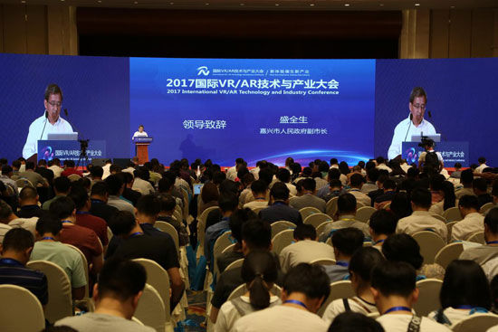中国电子学会发布《2017VR/AR技术与产业研究报告》