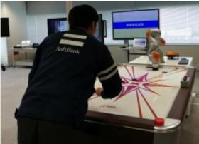 软银集团展示5G技术应用：机器人表演桌上冰球