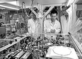 颠覆性技术的预测与展望：以量子信息、生物技术、人工智能、移动互联网为例