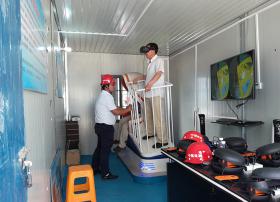 安全建设者戴上VR眼镜体验各种工程事故