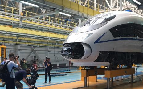 中国高铁驶入智能时代 中外记者点赞“中国速度”