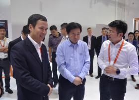 电信集团领导莅临中国信科展台 赞赏5G创新成果