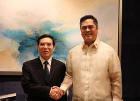 聂辰席会见菲律宾总统府新闻部部长马丁•安达纳尔