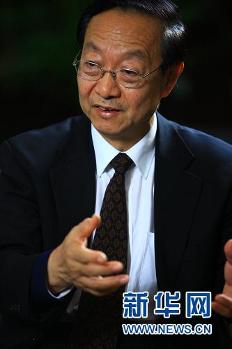 工业和信息化部部长李毅中在接受媒体采访（11月9日摄）。新华社记者 李明放 摄