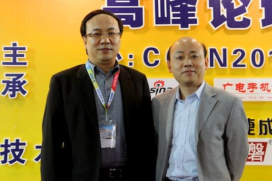 中国有线电视网络公司副董事长沈向军(左)与新浪科技康钊(胡秀岩/摄)
