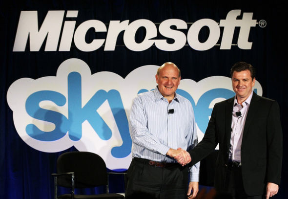 Skype掌门人托尼·贝茨与微软CEO史蒂夫·鲍尔默握手